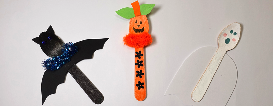 Halloweenpyssel för barn med fladdermus, pumpa och spöke av träskedar.